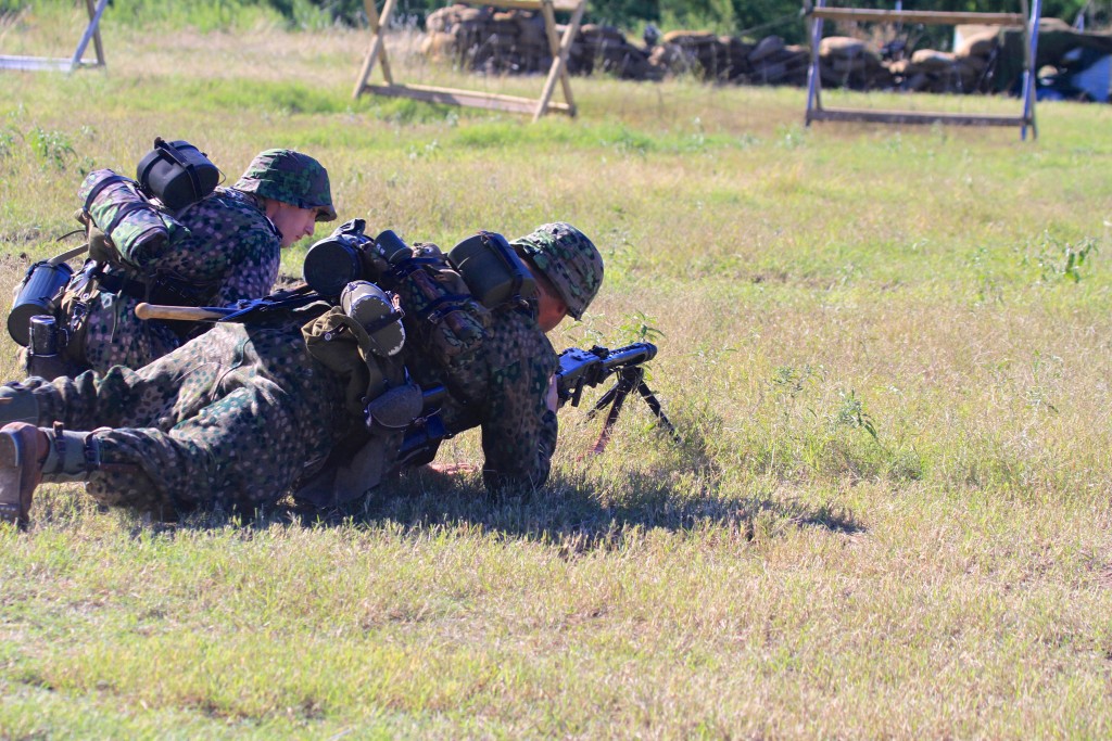 Waffen SS Deploy the MG-42